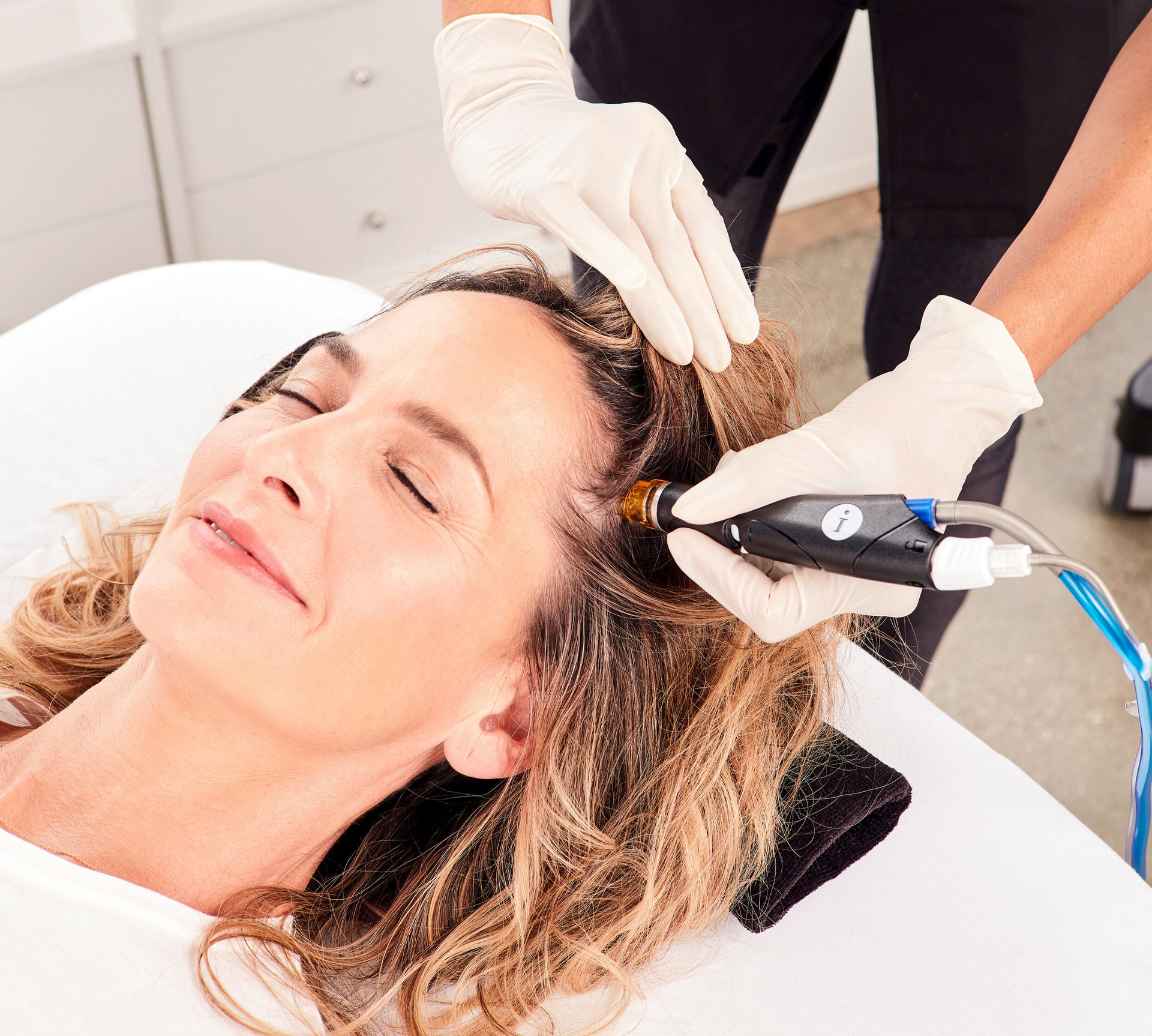 Soins Hydrafacial KERAVIVE pour votre cuir chevelu